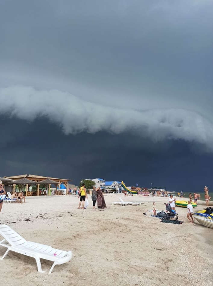 Кирилловку накрыл грозовой воротник: потрясающее видео небесного &quot;цунами&quot;